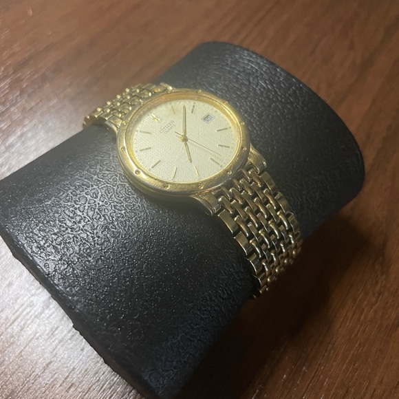 Vintage Gold Citizen Watch in Case - Picture 2 of 4